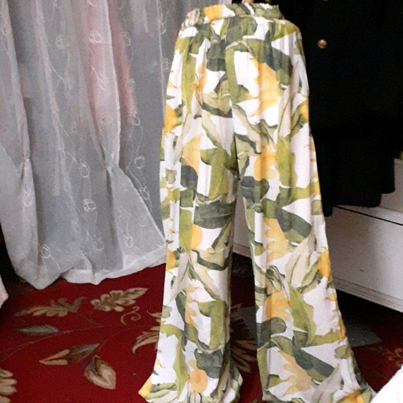 Tropical wide leg pants by Fashion Nova - Picture 4 of 8